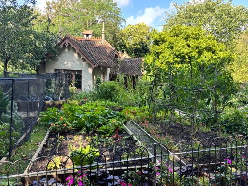 Cottage with front gardens in plots, potage style 